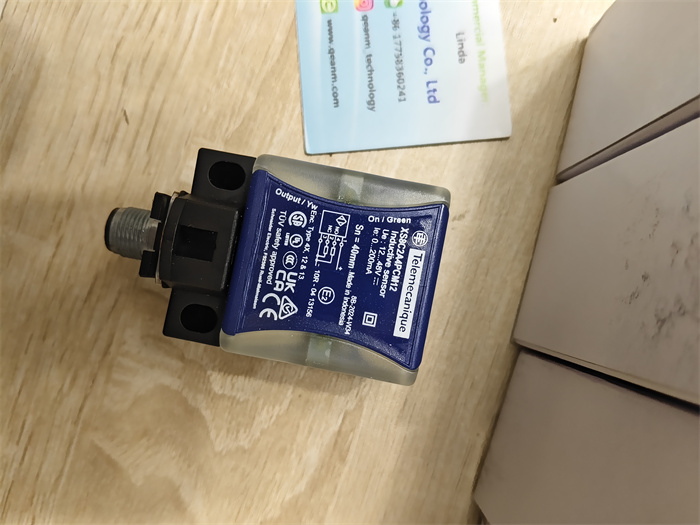 Schneider XS8C2A4PCM12